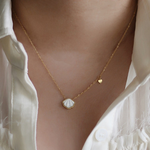 Collar con Colgante de Concha de Cauri Natural Blanca, Joyería de Acero Inoxidable Chapada en Oro de 18k PVD Personalizada al por Mayor de MICCI - Product Image 1