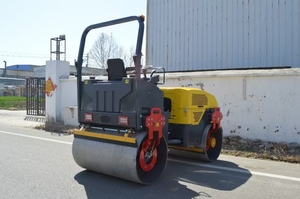 Compacteur vibrant à double tambour jaune, autoporté, avec moteur, capacité 4 tonnes, équipement de construction routière - Product Image 3