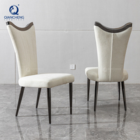 Chaise de salle à manger rembourrée de style moderne pour restaurant et hôtel, vente en gros, quantité importante, style mid-century moderne, dossier haut, cadre en acier inoxydable, chaise de salle à manger de luxe