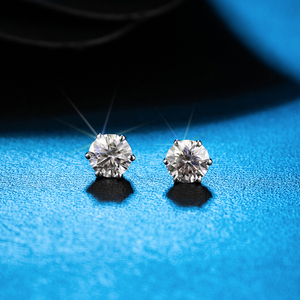 Boucles d'oreilles en argent sterling plaqué or avec moissanite pour femmes - Product Image 2