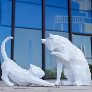 Simpatico stile nordico artigianato in resina moderna geometrica gatto scultura grande scultura gatto in vetroresina per la decorazione del centro commerciale