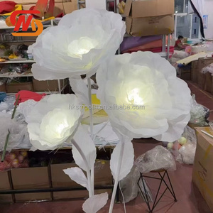 Lampe LED géante à 3 têtes en forme de fleur, faite à la main en organza, pour allée de mariage et décoration de fête - Product Image 5