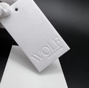 แท็กพิมพ์กระดาษแข็งลายนูนแบบไม่มีสีพร้อมโลโก้ของคุณเอง - Product Image 1