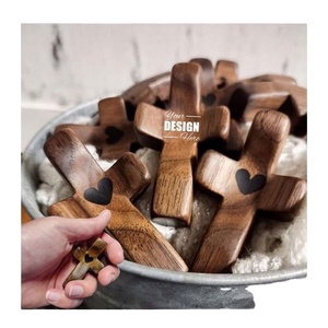 Cruz de Confort Personalizada de Madera de Olivo - Alivio de la Ansiedad, Regalo de Ánimo para Agarrarse y Rezar, Regalo Religioso de Bolsillo - Product Image 1