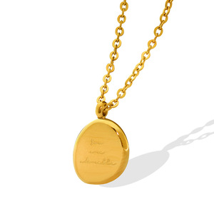 Collar con colgante de acero inoxidable estilo palaciego de moda vintage con letras ovaladas 18K chapado en oro joyerí<span class=keywords><strong>a</strong></span> collar de acero de titanio - Product Image 1