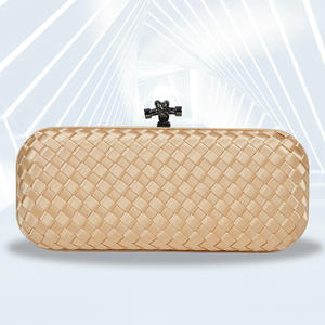 مخلب فاخر منسوج من الساتان مصنوع يدويًا حقيبة كروس بودي للسيدات محفظة مسائية عصرية لحفلات ولائم النساء وحفلات الزفاف الرسمية - Product Image 1