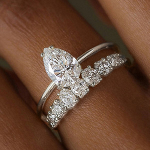 Anello di fidanzamento con diamante taglio a pera T0225 in oro massiccio 18 carati con pavé, gioiello da donna. - Product Image 6