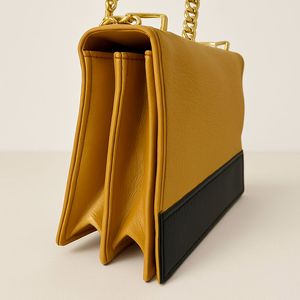 Le sac à main en cuir 2025 présente un design rectangulaire chic avec une combinaison de couleurs frappante d'or et de noir. - Product Image 3