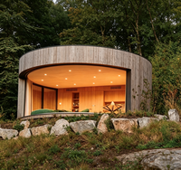 Pod de glamping rond en acier, maison mobile modulaire, maisonnette préfabriquée avec fenêtre incurvée entièrement vitrée pour forêt, jardin, complexe hôtelier, parc