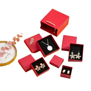 Kotak kemasan perhiasan kertas logo kustom dengan tas penyimpanan perhiasan kardus kalung cincin warna merah
