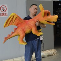 Marionnette de dinosaure bébé animatronique réaliste en métal, contrôlée à la main, design coloré, pour parcs à thème et centres commerciaux