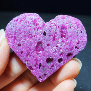 หินแกะสลักรูปหัวใจจากคริสตัลธรรมชาติ หินทับทิมรูปหัวใจ พร้อมปฏิกิริยาแสงยูวี สำหรับเป็นของขวัญ ขายส่ง - Product Image 2