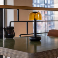 Langlebige moderne umwelt freundliche Tisch lampe auf Metall basis Klarer transparenter Lampen schirm Praktische magnetische Aufladung Stilvoll Einfach