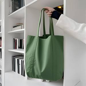 กระเป๋าผ้าแคนวาสสีดำลายพิมพ์ตัวอักษร สายสะพายแบบหนา ปิดแบบเปิด ของขวัญแฟชั่นใหม่ - Product Image 5