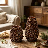 Vase en résine Redeco en forme de cône de pin, décoration rustique pour la maison, pot de fleurs texturé, centre de table d'automne, pièce décorative