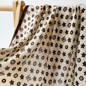 Foulards carrés 70 cm en soie imitation motif chevrons, accessoire de mode élégant pour le cou et les sacs, idéal pour les trajets quotidiens - Product Image 3