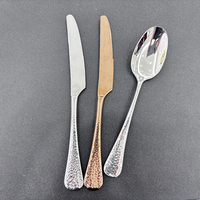 Ensemble de couverts au design artisanal pour restaurants et hôtels plats pour dîner