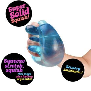 Nuevos Productos Internacionales: Juguete Blandito de Maltosa Schylling NeeDoh Niceberg, Cubo Azul Hermoso de 3.25 Pulgadas - Product Image 2