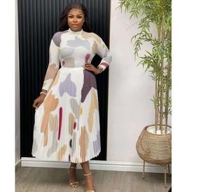 Set Due Pezzi da Donna di Alta Qualità Miyake: T-Shirt a Maniche <span class=keywords><strong>Lunghe</strong></span> con Pieghe Autunnali e Gonna Lunga Plissettata a Vita Alta - Product Image 3