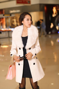 Abrigo de invierno con cuello de piel grande para mujer, abrigo de doble botonadura, chaqueta de lana <span class=keywords><strong>Artificial</strong></span> de sección larga para mujer - Product Image 3