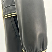 Großhandel Maßgeschneiderte Größe Farbe Logo Damen V-Ausschnitt PU-Leder Jackenkleid mit Goldener Paspelierung Tailliertes Elegantes Damenkleid