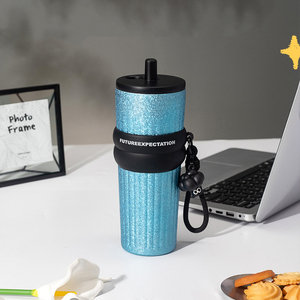 Gobelet isotherme sous vide en titane et cristal de 710 ml, motif flocon de neige, rayures verticales, avec paille et manchon en silicone, et cordon de transport - Product Image 4
