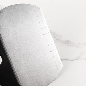 Cortador de masa multiusos de acero inoxidable con escala de medición Cortador de repostería Raspador de masa para hornear - Product Image 3