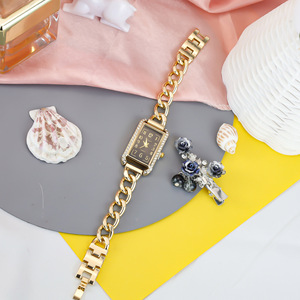 Montre à quartz rectangulaire pour femme, bracelet en alliage doré, cadran analogique avec accents de diamants, montre élégante et tendance - Product Image 2