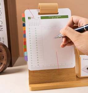 Set de Regalo Empresarial de Plástico 2025 con Impresión en Relieve, Solución Práctica para Escritorio, Calendario de Escritorio con Ranuras para Tarjetas y Portaplumas - Product Image 3
