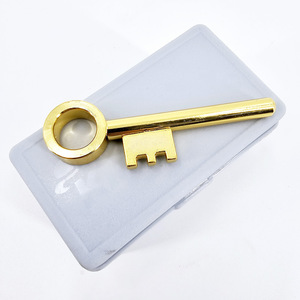 Accesorios de magia Kingmagic para trucos de cambio de llaves, venta al por mayor para fabricantes, para espectáculos de talento, interacción en plano cerrado y creación de ambiente. - Product Image 2