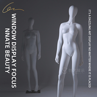 Mannequin de vitrine femme en fibre de verre, corps entier, avec tête flexible, pose assise décontractée, pour présentation en magasin de vêtements féminins