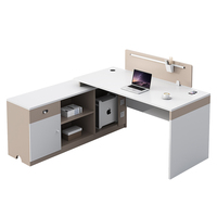 Bureau de bureau moderne simple à quatre places avec panneau de séparation pour bureau financier des employés