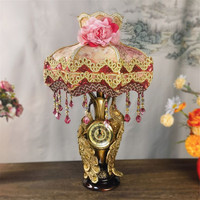 Lampe de table européenne ornée de sequins à imprimé floral avec base paon, horloge à pampilles en cristal rose pour chambre et salon