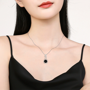 Pendentif en émeraude naturelle de qualité A en forme de luth. Jadéite vert encre sertie dans de l'argent S925 avec une couleur vert transparent. - Product Image 5