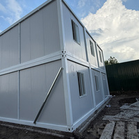 Maison modulaire blanche à deux niveaux avec conteneur amovible et spacieux toit ouvert pour une vie urbaine moderne