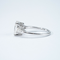 Starsgem S925 argent sterling trois pierres style 1CT émeraude pierre principale Moissanite bagues de fiançailles