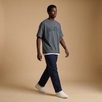 T-shirt en coton épais 235 GSM avec patchs appliqués et broderies personnalisées, style streetwear premium, coupe oversize à épaules tombantes