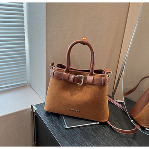 กระเป๋าสตรีแฟชั่นใช้ได้สองแบบมีผิวสีแทนดีไซน์หนังกลับและหนังกลับ - Product Image 1