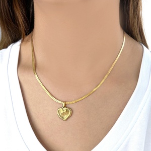 Collares de Acero Inoxidable con Baño de Oro de 18k, Colgante de Corazón Grabado, Cadena Espiga, Joyería Minimalista y Delicada para Uso Diario para Mujer - Product Image 2