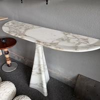 Table console sur mesure en marbre Calacatta Gold, plateau semi-ovale en pierre, pieds en dalle, pour entrée, villa, hôtel, couloir