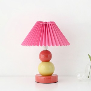 Lampada da Scrivania LiangYing in Stile Europeo Moderno, LED, Base in Ceramica, E14, Semplice, Ecologica, con <span class=keywords><strong>Paralume</strong></span> in Plastica Ondulata - Product Image 1