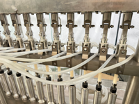 Machine de remplissage, de sertissage et d'étiquetage Hebo à double tête avec moteur pneumatique pour flacons en verre de 3 ml