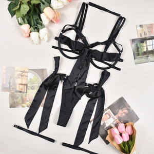 Ensemble intime pour femme en satin à bretelles avec nœud décoratif, soutien-gorge ajouré, <span class=keywords><strong>string</strong></span> et jarretières ajustables - Product Image 5