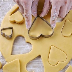 Ensemble de 5 <span class=keywords><strong>emporte</strong></span>-pièces en forme de cœur en acier inoxydable, petits moules à biscuits pour enfants, fêtes d'<span class=keywords><strong>anniversaire</strong></span> et de fin d'année - Product Image 3