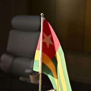 Support de drapeau de bureau 14*21 en acier inoxydable avec logo personnalisé, mini bannière de table intérieure pour la Coupe du Monde 2026, idéal pour le branding et la décoration événementielle - Product Image 2