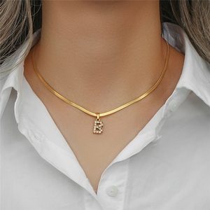 Collana con Ciondolo Trendy e Versatile in Acciaio Inossidabile Placcato <span class=keywords><strong>Oro</strong></span> 18K con Catena a Serpente Piatta e Lettera in Zircone - Product Image 2