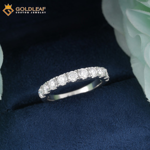 Anillo de Boda Clásico con Engaste Pavé de Plata S925 y Moissanita Redonda de Corte Brillante Goldleaf GRA - Product Image 3