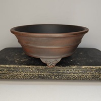 Vente flash : Pot à bonsaï rond de style antique avec design lignes et pieds nuage