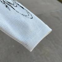 Haut thermique à manches longues en tricot gaufré blanc cassé pour homme, imprimé graffiti abstrait, épaules tombantes, style streetwear, vente en gros OEM personnalisée