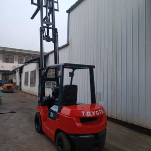 Chariot élévateur diesel d'occasion 3 tonnes, modèle 2023, transmission intégrale 4x4, garantie 1 an, faible nombre d'heures de fonctionnement, trois mât - Product Image 3